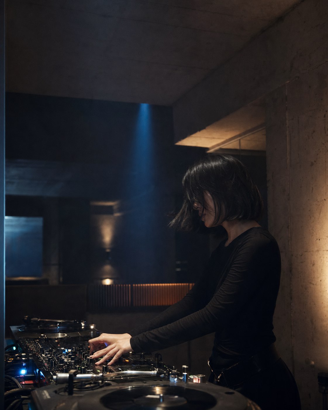 DJ biểu diễn tại sân khấu sự kiện